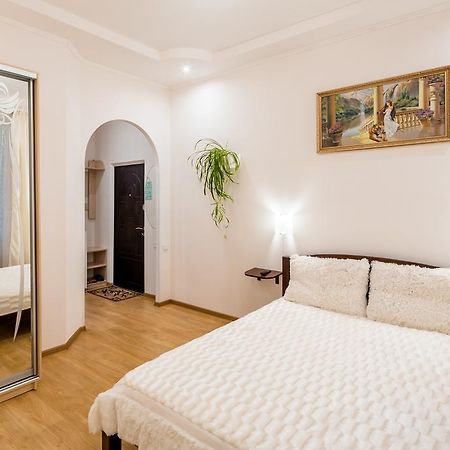Apartment On Khmelnytskogo Street Λβιβ Εξωτερικό φωτογραφία