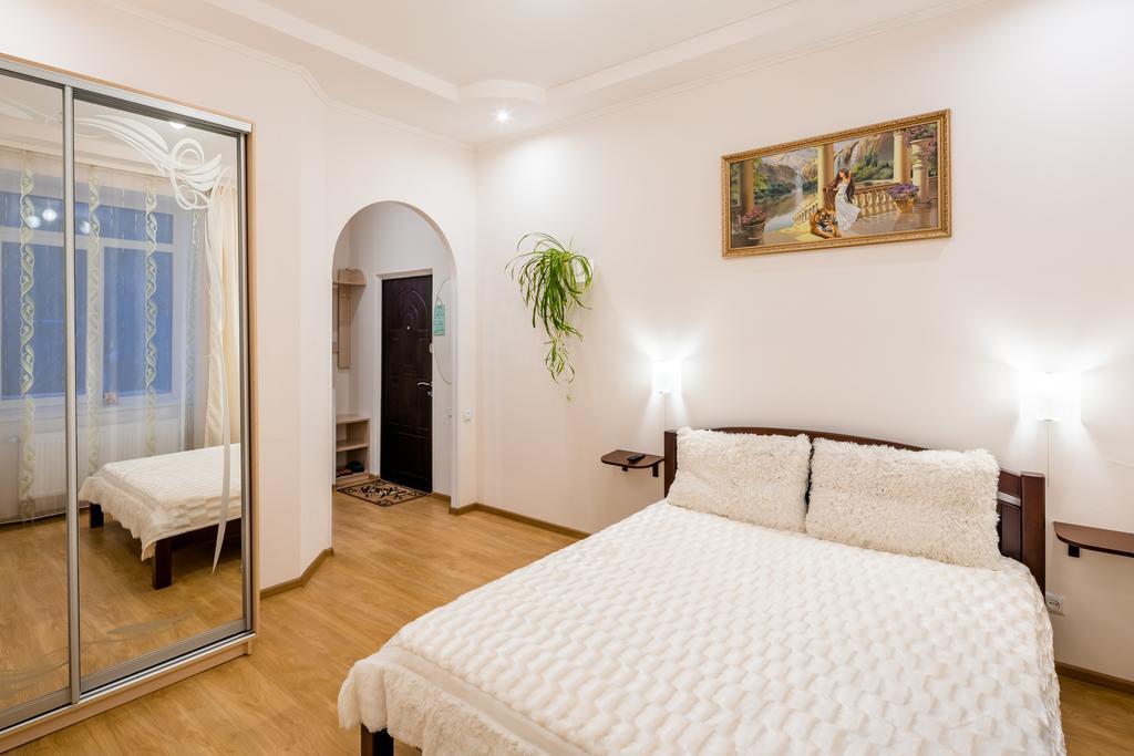 Apartment On Khmelnytskogo Street Λβιβ Εξωτερικό φωτογραφία