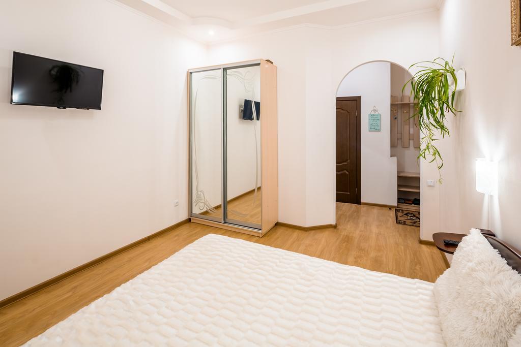 Apartment On Khmelnytskogo Street Λβιβ Εξωτερικό φωτογραφία